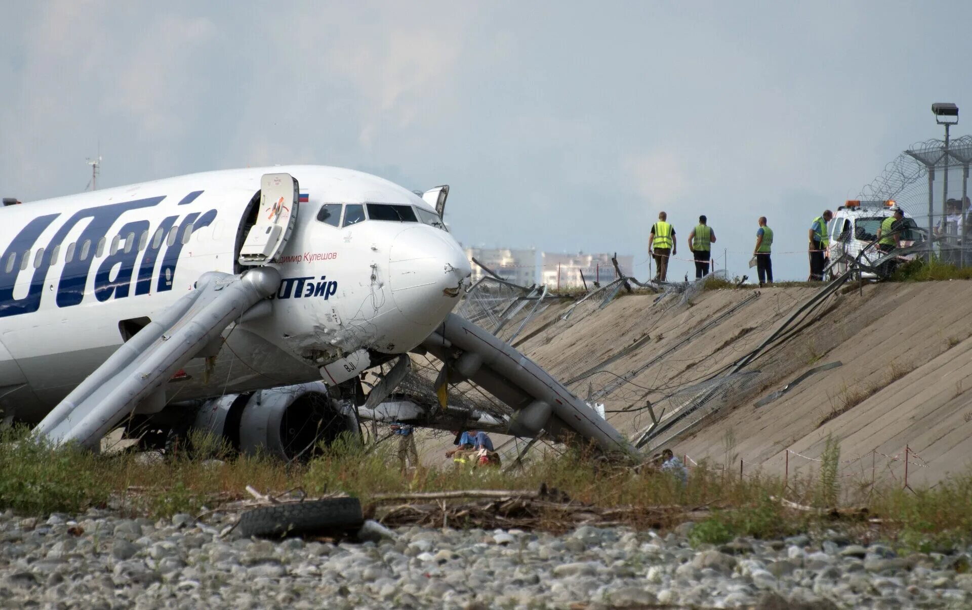 Победа сочи крушение. Авария Boeing 737 в Сочи. Авиакатастрофы Боинг 737 UTAIR. UTAIR 737 Сочи. Боинг 737 Сочи аварийная посадка.