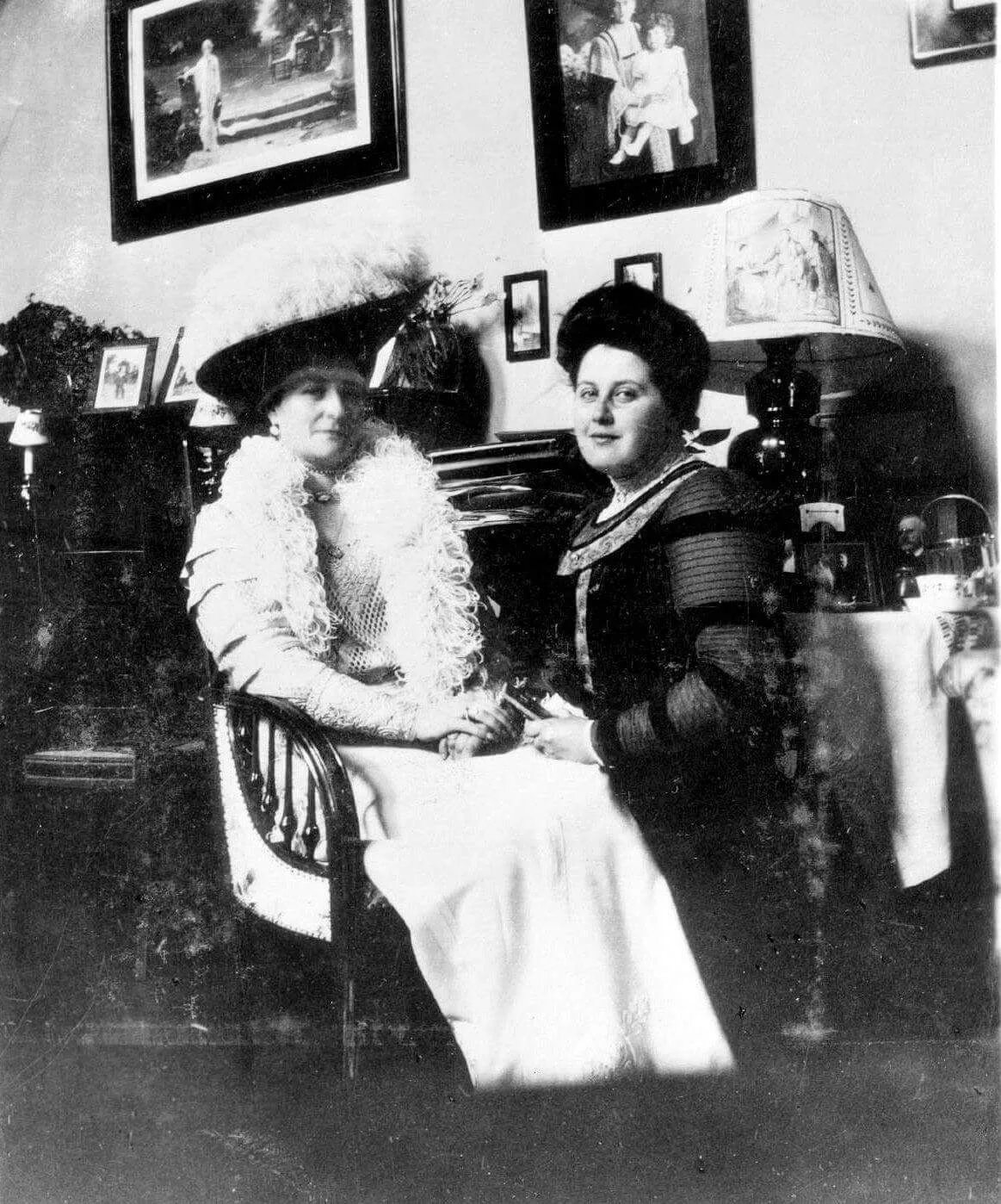 Grand Duchess Anastasia Nikolaevna Romanov with a family friend Anna Vyrubova 19