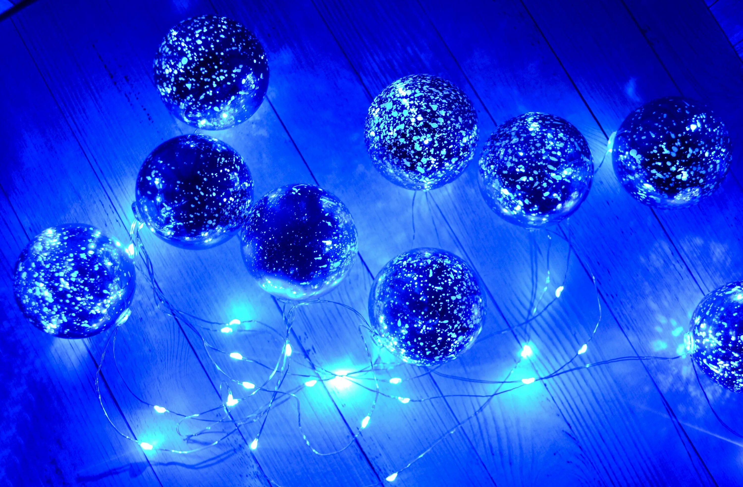 Игра с синими шарами. Гирлянда шары синие. Синие новогодние шары. Новогодние шары гирлянды. Гирлянда Новогодняя шарики.