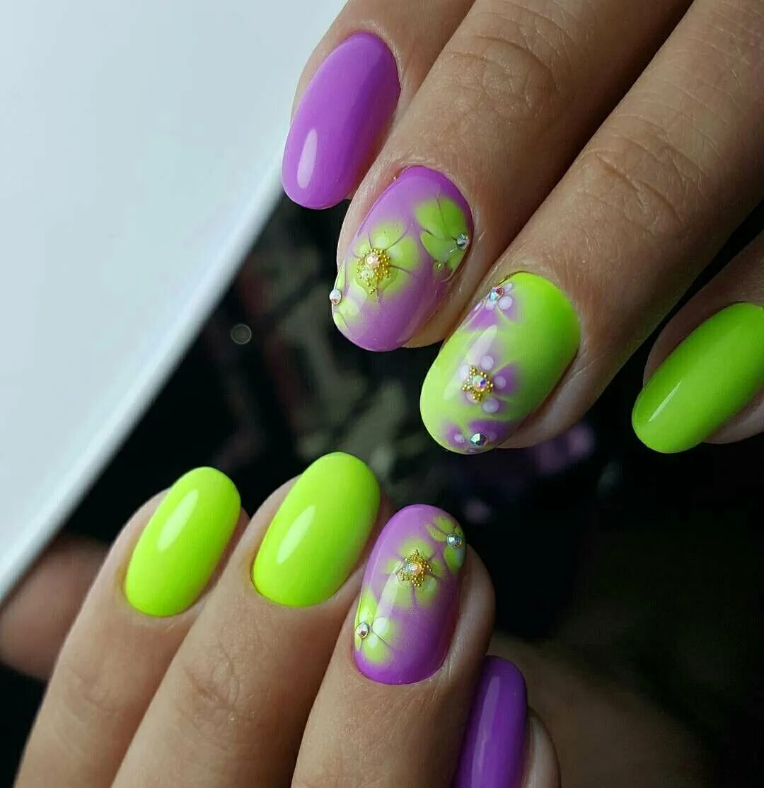 модные летние ногти. яркие ногти на весну. яркие весенние ногти. весенние ногти. разноцветный маникюр.