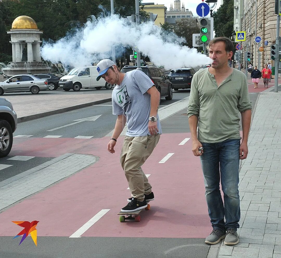 Вейп в общественных местах. Курение в общественных местах. курящий человек на улице. курильщики в общественном месте. курение в общественных местах картинка.