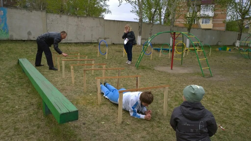 Препятствия для детей. Полоса препятствий в детском саду. спортивная площадка в детском саду. полоса препятствий для детей в детском саду. препятствия на детской площадке.
