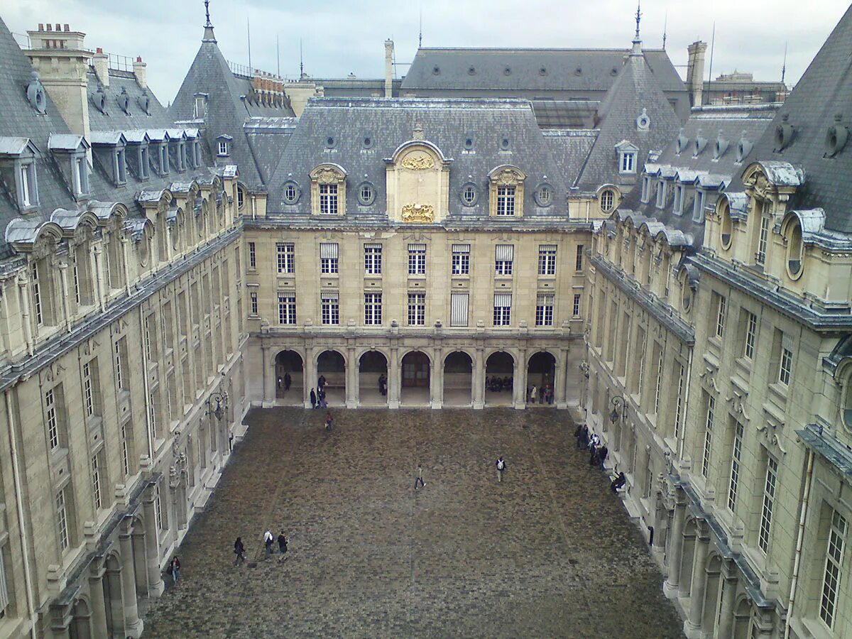 Самые первые университеты появились в. Сорбонна университет средневековье. Университет Сорбонна в Париже. Парижский университет в средние века Сорбонна. Школа Сорбонна в Париже.