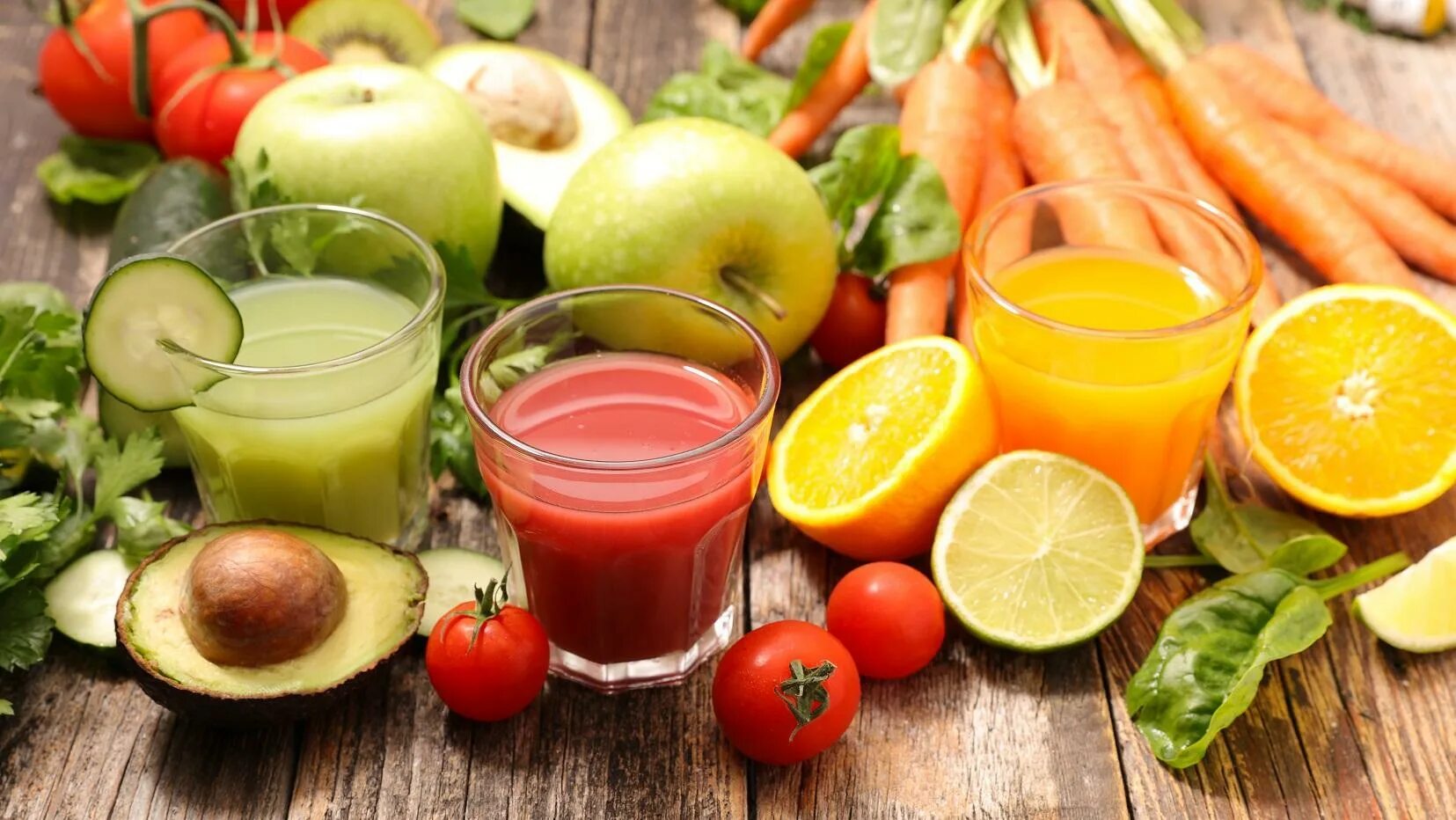 Соки из овощей и фруктов. Фруктовый сок. Свежевыжатый овощной сок. Плодово овощные соки. Питание фруктовыми соками