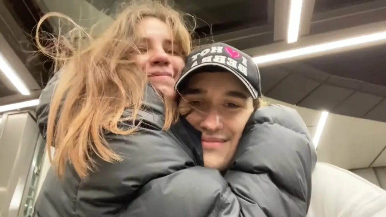 Сколько лет девушке кореша. Сколько лет девушке кореша. Paradeevich и кая. Кореш стример. Сколько лет девушке кореша.