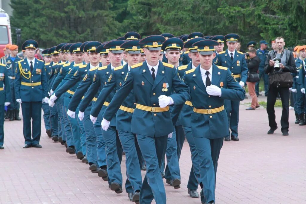 Лейтенанты мчс россии. Офицеры МЧС институт ЕКБ. Офицер МЧС. Молодые офицеры. Молодые офицеры МЧС.