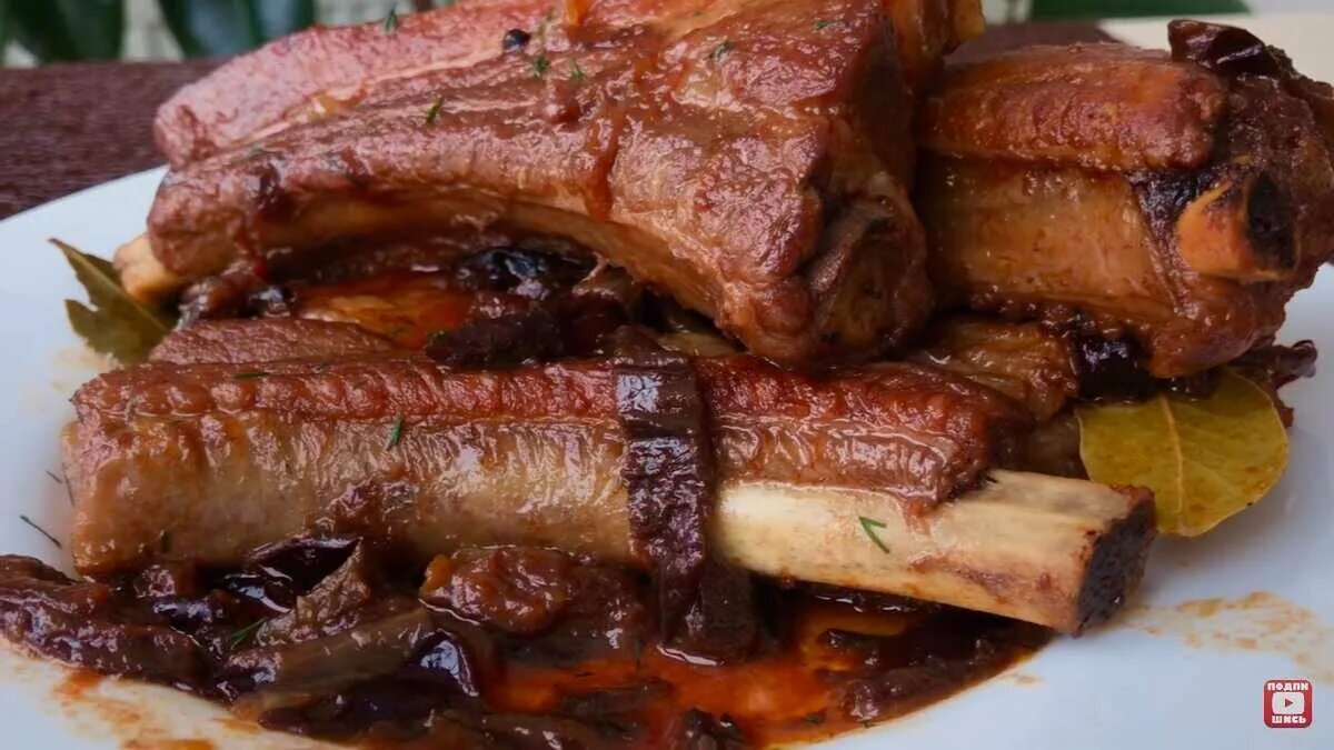 Приготовить ребра на сковороде сочно и вкусно. Тушеные свиные ребра. жареные ребрышки в духовке. жареные свиные ребрышки. свиные ребрышки в томатном соусе.