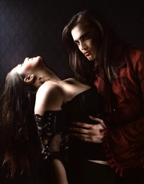 Девушка пьет кровь. Красивый вампир.