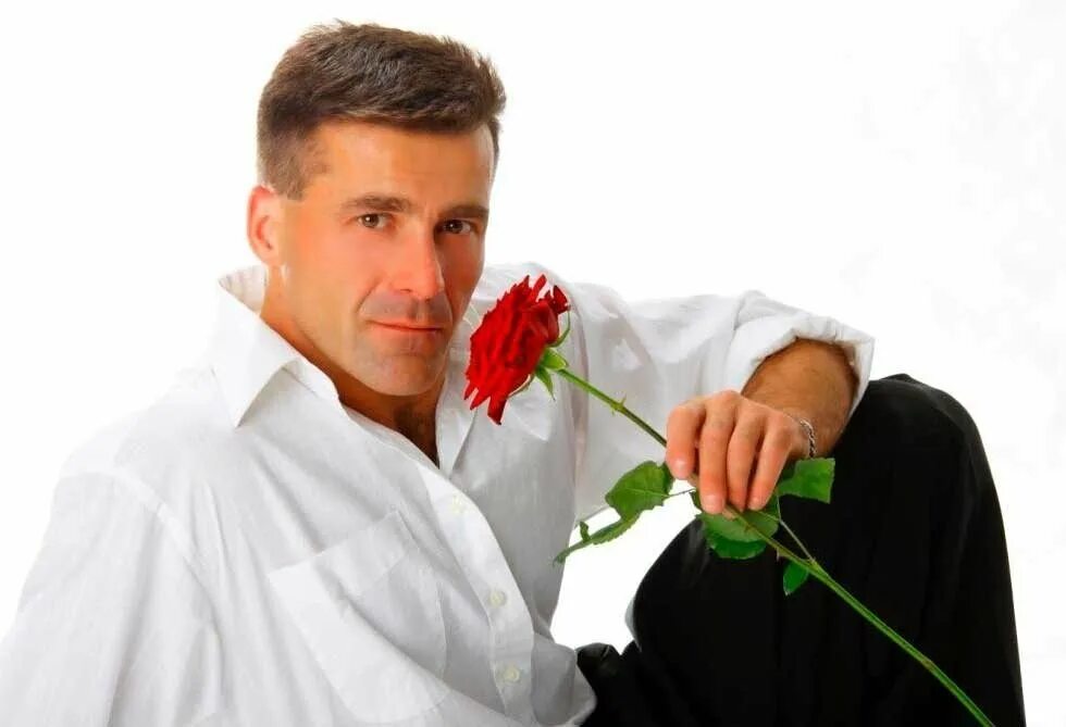 Дарите женщинам цветы кто поет фото. Мужчина с цветами. Букет для мужчины. Мужчина с розой. Мужики и цвета.