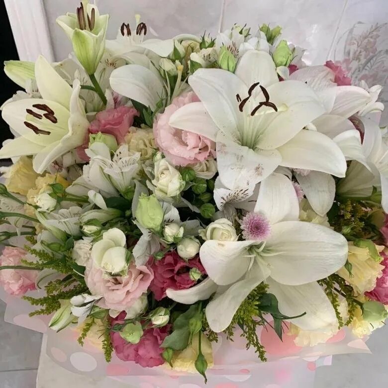 Красивый букет лилий. Букет &quot;лилии&quot;. огромный букет лилий. шикарный букет из лилий. шикарный букет из лилий и роз.