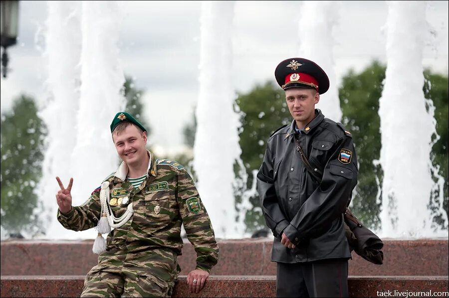 парад 28 мая день пограничника. пв 28 мая день пограничника. пограничная академия фсб в москве. с праздником 28 мая день пограничника. парадная форма мпи фсб.