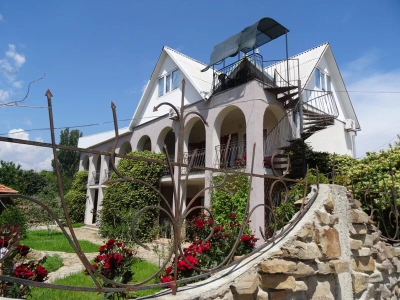 Гостиницы в судаке с бассейном. Дом у моря судак. Эсвет судак. Бухта бугаз крым. Гостиный дом на меганоме.