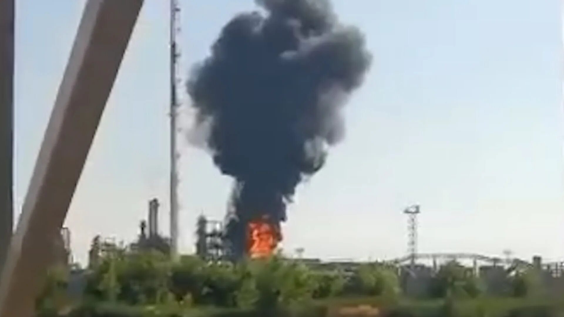 Дроны бомбят заводы. Дроны бомбят заводы. Завод азовсталь в мариуполе. Дроны бомбят заводы. Атака дронов.