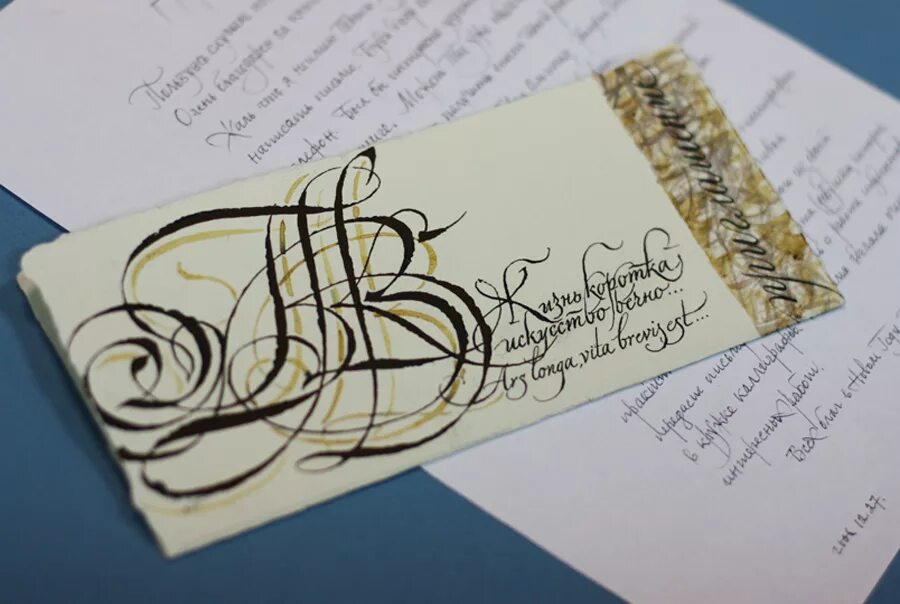 Студия каллиграфии название. Развивающий центр исправляем почерк. Курсы каллиграфии. Каллиграфия в центре хутун. Каллиграфия для детей от аза.