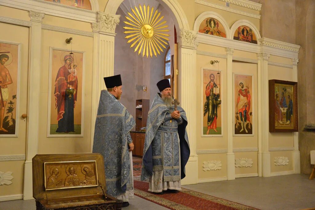 храм три радости. церковь троицы живоначальной на грязех у покровских ворот москва. храм троицы живоначальной на грязех у покровских ворот. храм живоначальной троицы на грязях на покровке. иконы божией матери трех радостей в храме троицы на грязех.