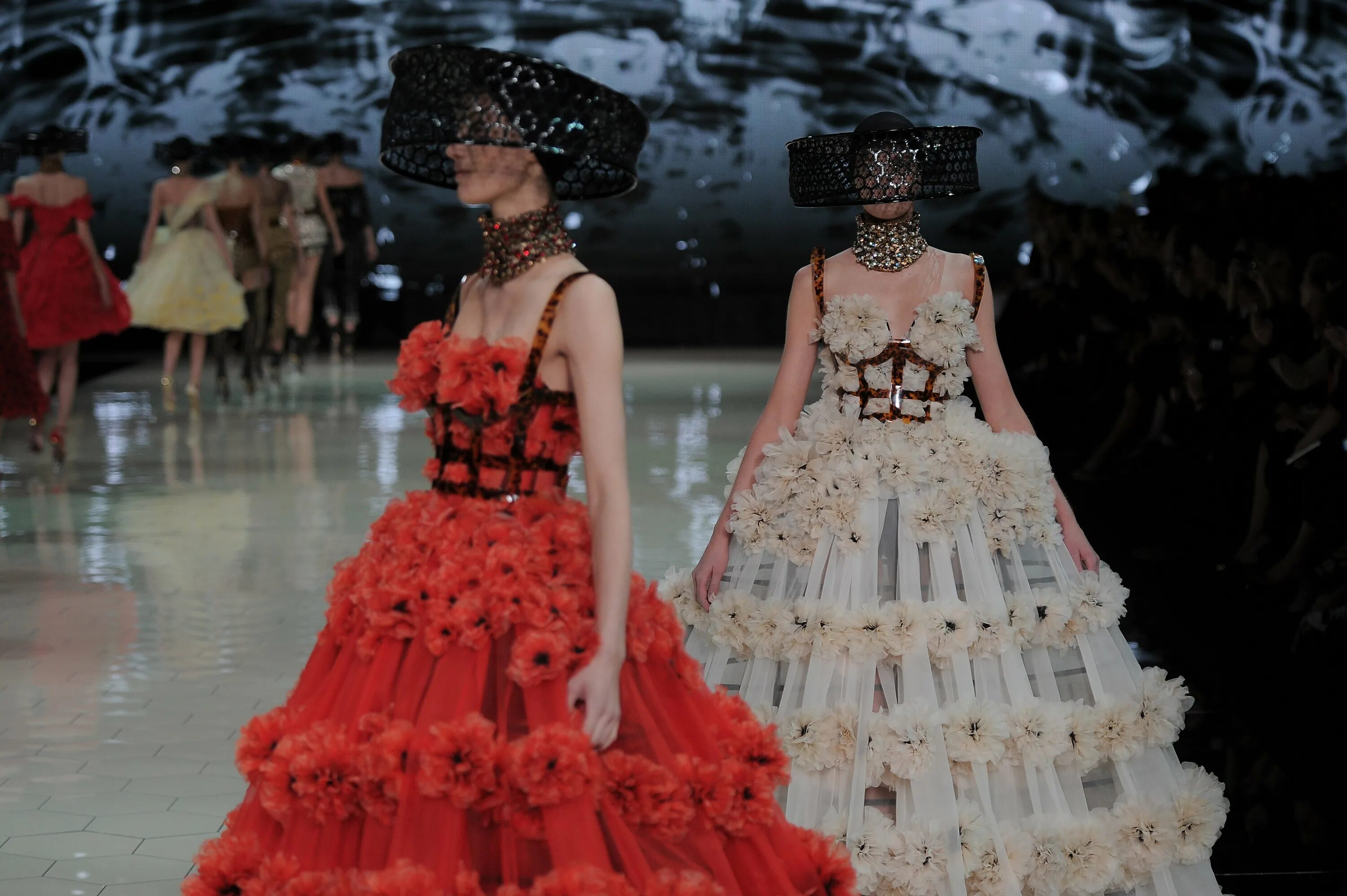 Платье mcqueen. Платье mcqueen. Платье alexander mcqueen трикотажное. Alexander mcqueen платья. Платье mcqueen.
