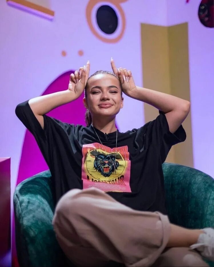 дарья зотеева instasamka. валя карнавал и аня поров. карина кросс и бабич в шоу кто твой подписчик. даша доширак. удиви меня шоу с валей и дашей.