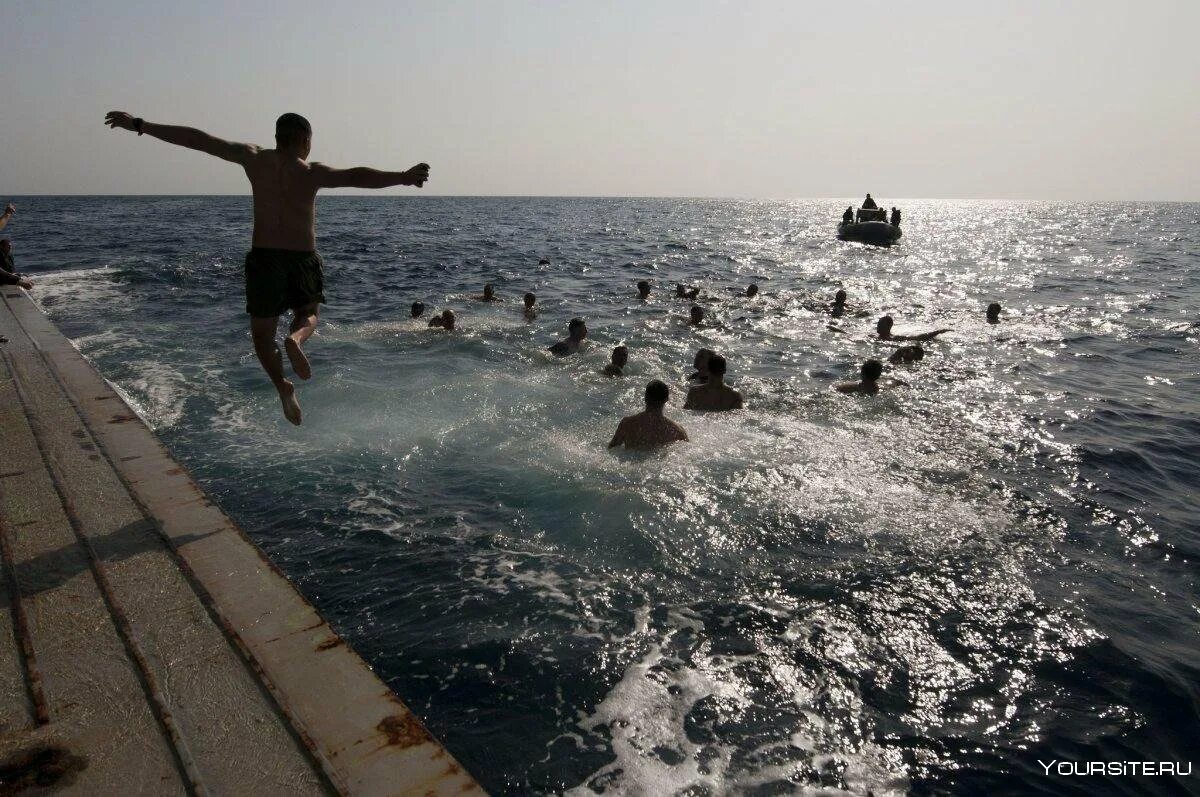 Можно сейчас купаться в море. Люди купаются в море. Плавание в открытом море. Люди плывут на корабле. Люди которые плавают в море.