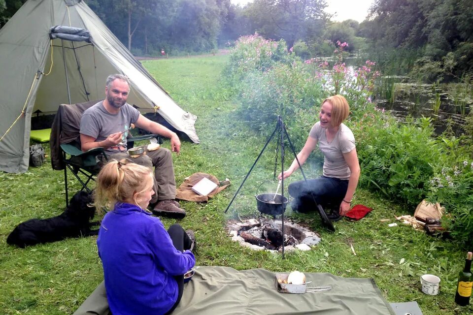 Wild camp. Camp Valley палатки. Solo Wild Camping Avocado. London Camp. Лондон кемпинг путешественники 1930.