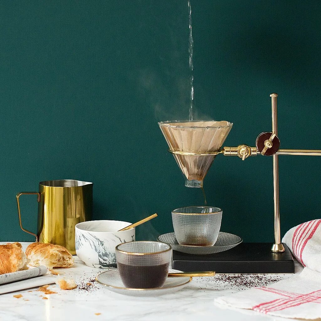 V60 Coffee Brewing. Pour over Coffee. Pour-over Coffee Brewer. Дрип кофе Милк.