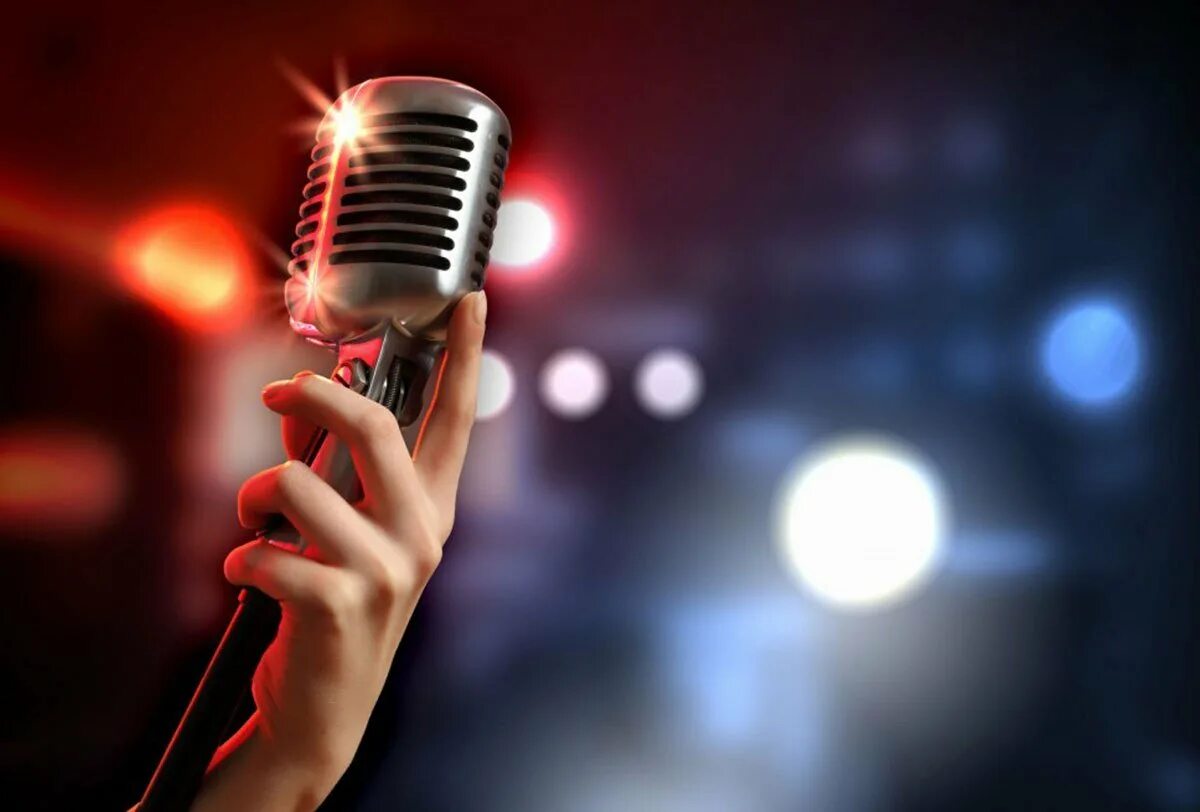 Девушка с микрофоном. Эстрадный вокал. Эстрадное пение. Микрофон для пения. Вокальное исполнение.