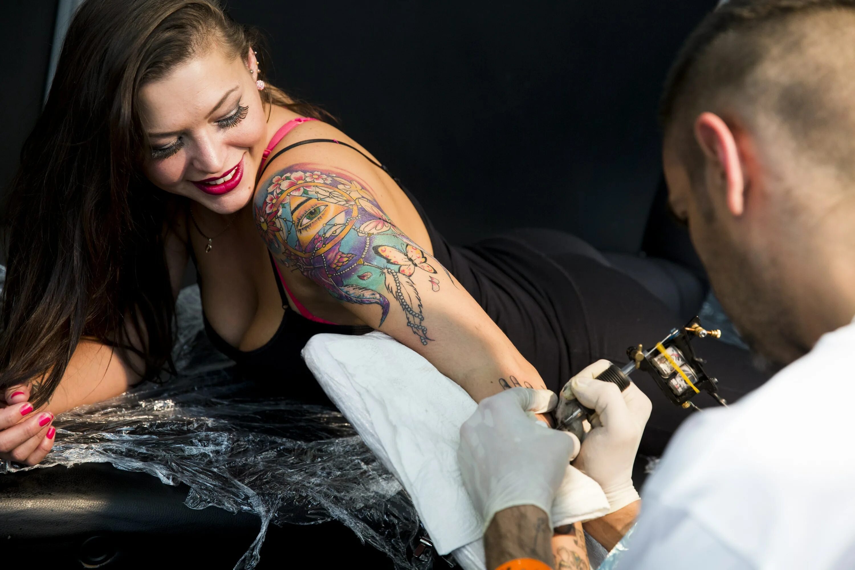 Тату тега на людях. Русские тату мастера. Тату конвенция 2022 москва. Мастера тату шоу. Татуировки китай.