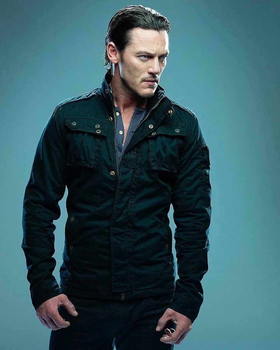 Luke evans. Люк Эванс. Люк Эванс Форсаж. Люк Эванс в костюме. Люк Эванс молодой.