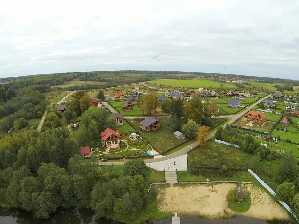 Village московская область. Дмитровка Вилладж коттеджный поселок. Дмитровка Вилладж 2 коттеджный поселок. Заокский район Заречье Вилладж. Деревня Труневки Дмитровский район.