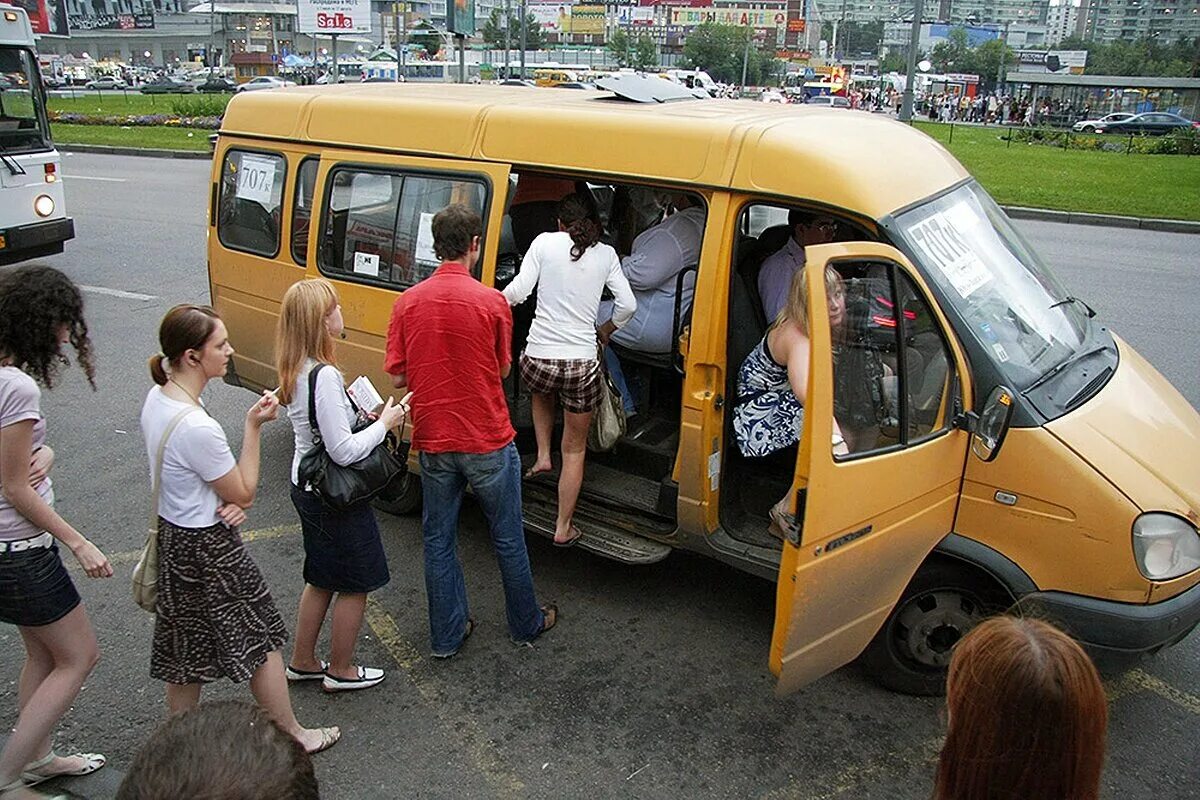 Полный автобус людей. Автобус маршрутка. Пассажиры в микроавтобусе. Люди в автобусе.