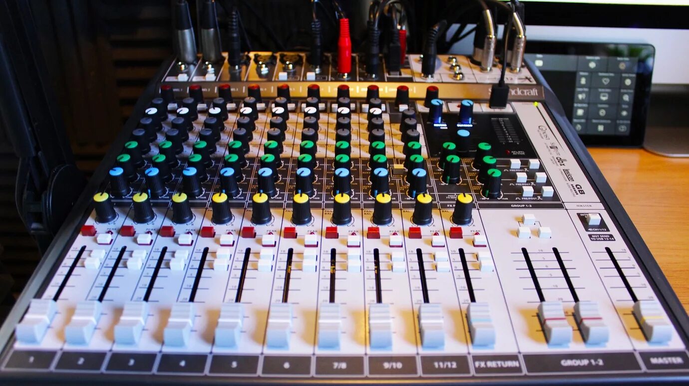 Mixing studio. Микшерский пульт для домашней студии караоке. лучший микшерный пульт для домашней студии. ремонт микшерных пультов. best mixer for home studio.