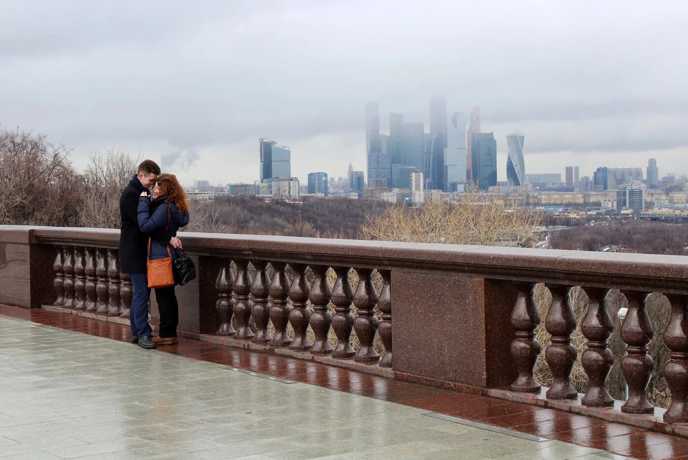 Воробьевы горы москва площадка. Смотровая Воробьевы горы. Воробьёвы горы Москва смотровая площадка. Смотровая площадка на Воробьевых горах. Обзорная площадка Москва Воробьевы горы.