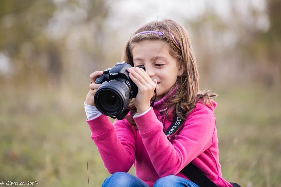 Фотокружок. Фотоаппарат для детей. Фотоаппарат для девочек. Ребенок с фотиком. Фотограф подросток.