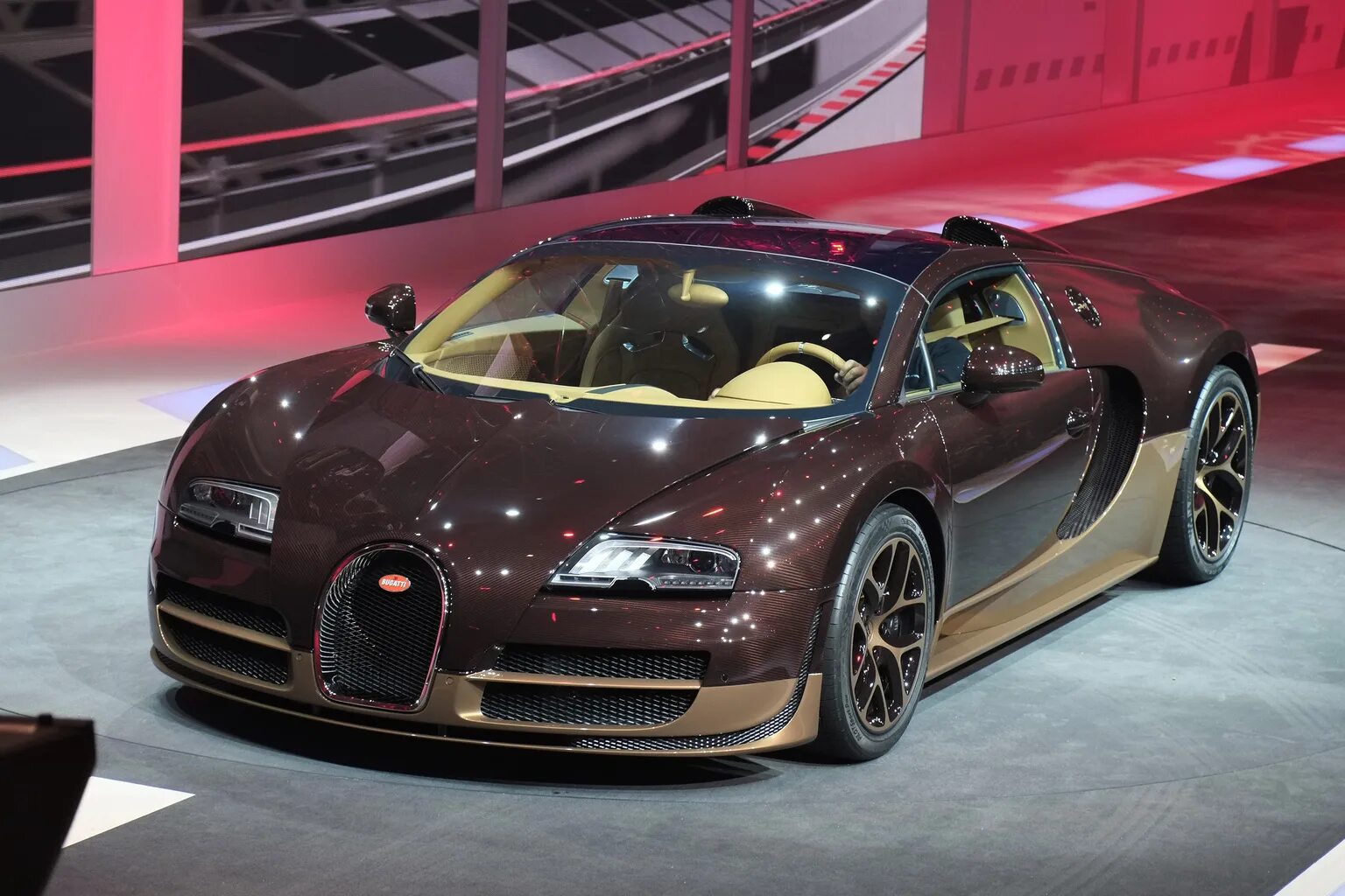4 grand sport vitesse. 4 2006. Бугатти вейрон гранд спорт витесс. Бугатти в санкт-петербурге. Страна производства бугатти.