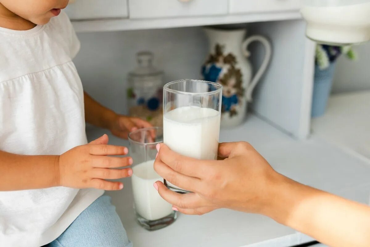 Мама молока пить. Молоко. Кипяченое молоко. Питье молока. Пьет молоко.