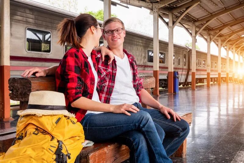Leisure tourists. Туристк в городе. Туристы за границей. Автобус для путешествий. Автобус турист.