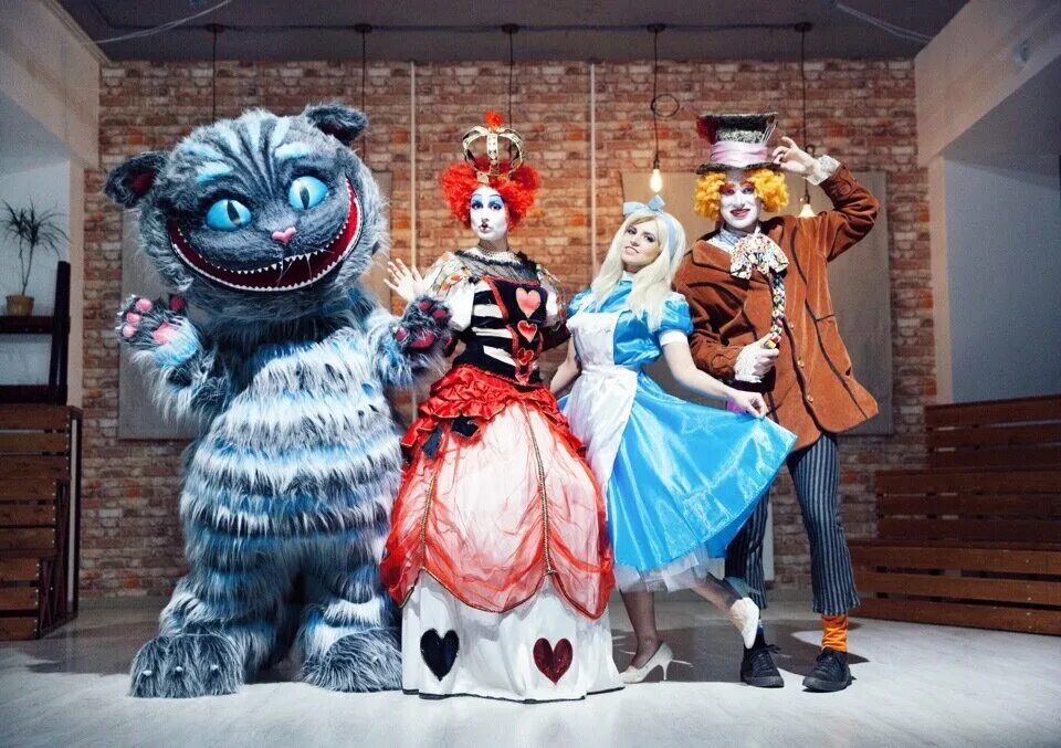 в центре мы встретили аниматора переодетого. костюмы сказочных героев. кони на баумана в казани. аниматорымв детский сад. кони аниматоры на баумана в казани.