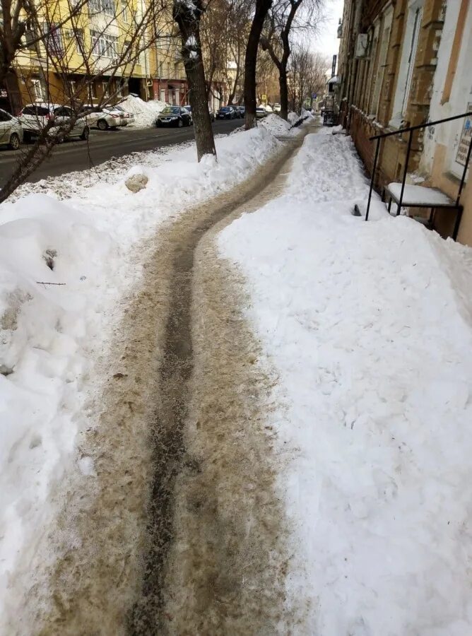 Дороги не чистят от снега. Снег на тротуаре. Тротуар завален снегом. Зимний тротуар. Неочищенные от снега дорожки.