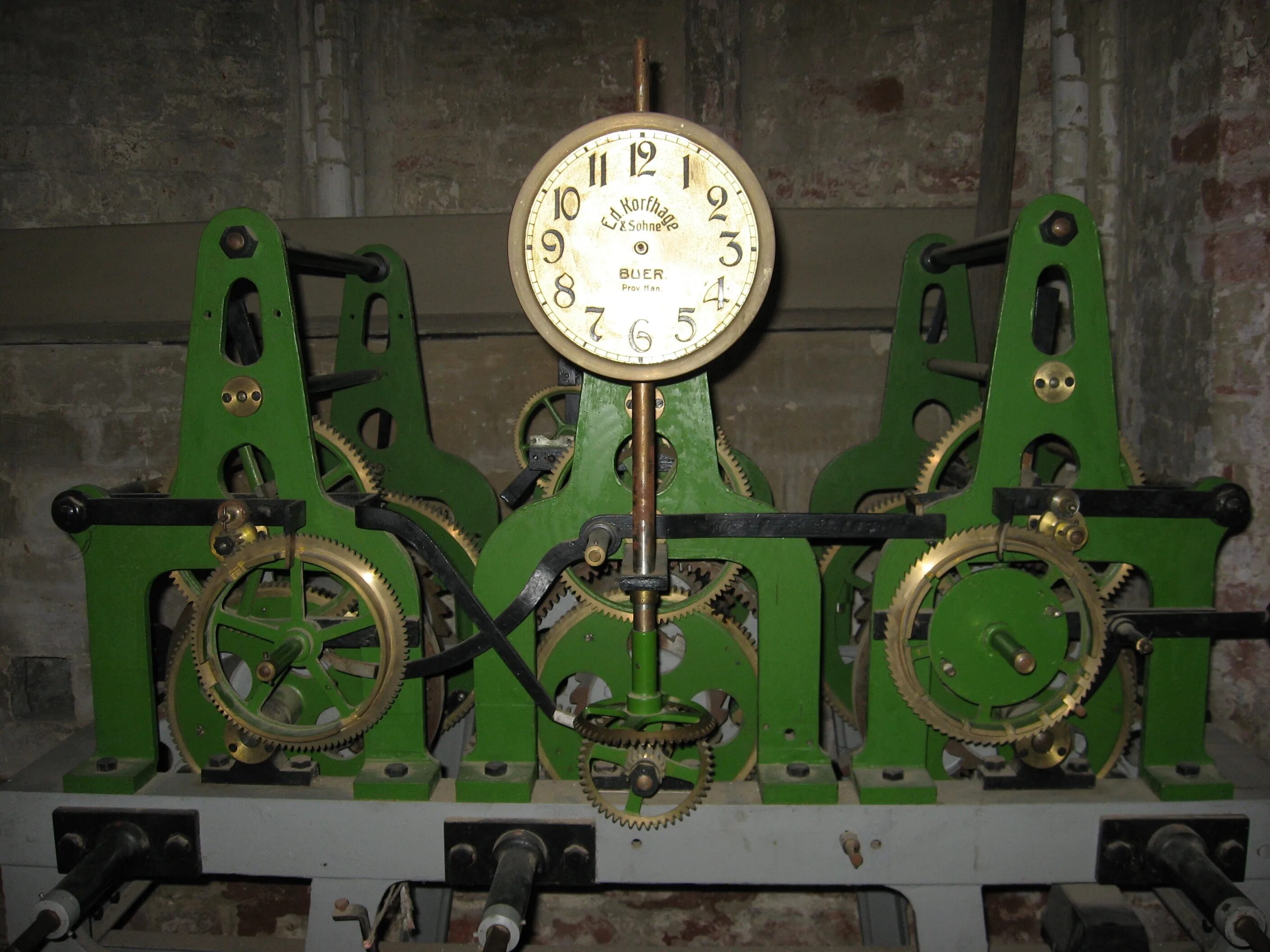 Часы за станком 5. Механизм башенных часов. Часовой механизм башенных часов. Механизмы старинных башенных часов. Башенные часы механизм.