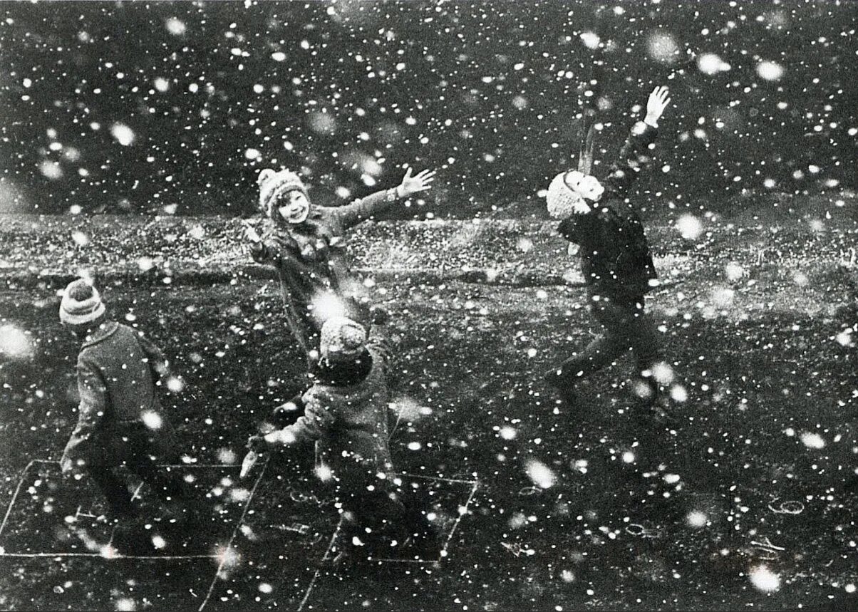 Советское детство зима. Детство СССР снежки. Первый снег радость. Снег ретро.
