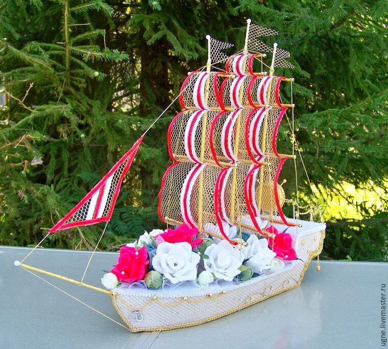 Корабли украшены. Корабль из пенопласта. Корабль с конфетами. Кораблик из конфет. МК конфетный корабль.
