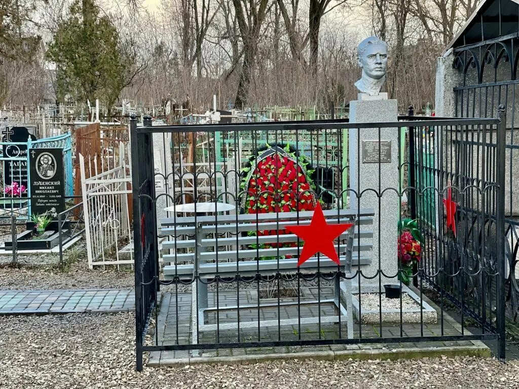 Город кладбище. Александровское кладбище тайцы. Александровское кладбище пушкин. Кладбище александровка. Кладбище.