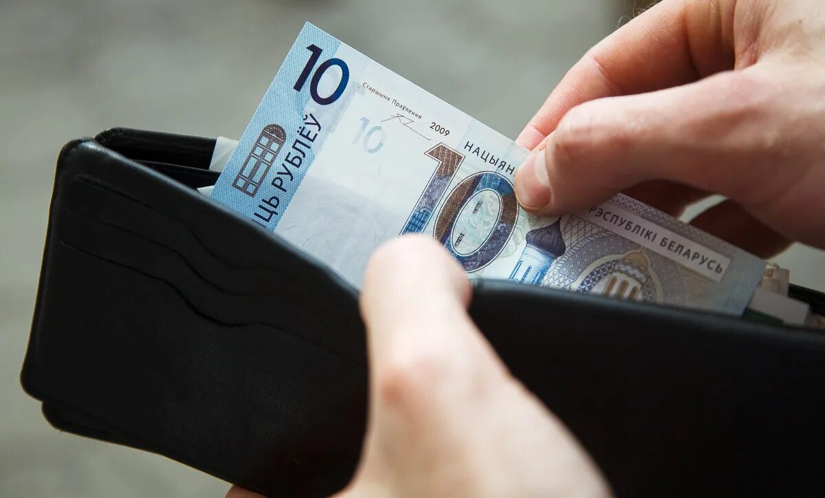 Белорусский рубль. Средняя заработная плата в рб. Средние зарплаты в белоруссии 2021. Белорусские деньги в руках. Зарплата в рб.