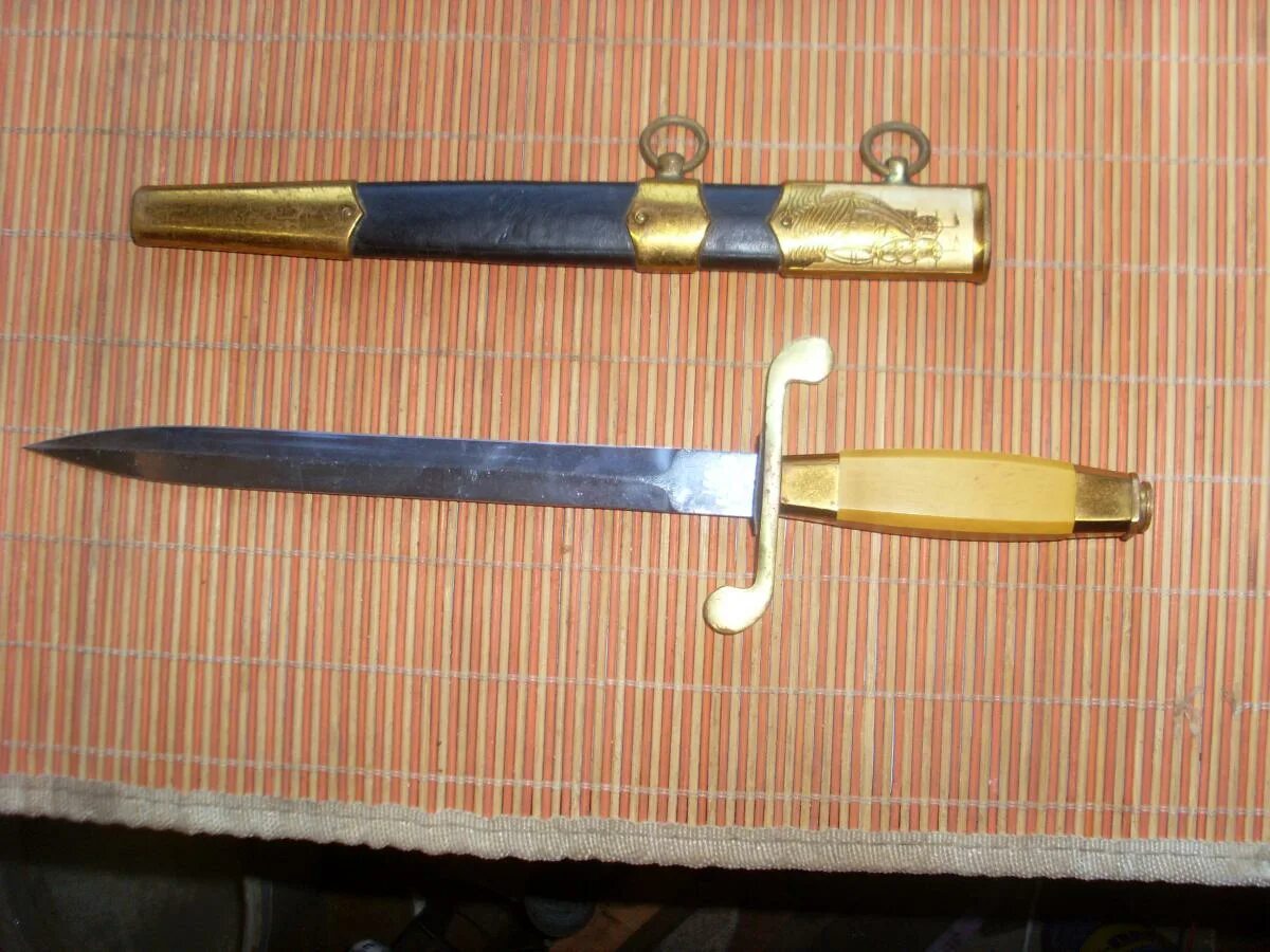 Антиквариат с изогнутой ручкой кожаной кортик. Маникюр североморск кортик. Кортик сухопутный офицерский. Болгарский кортик. Кортик североморск.