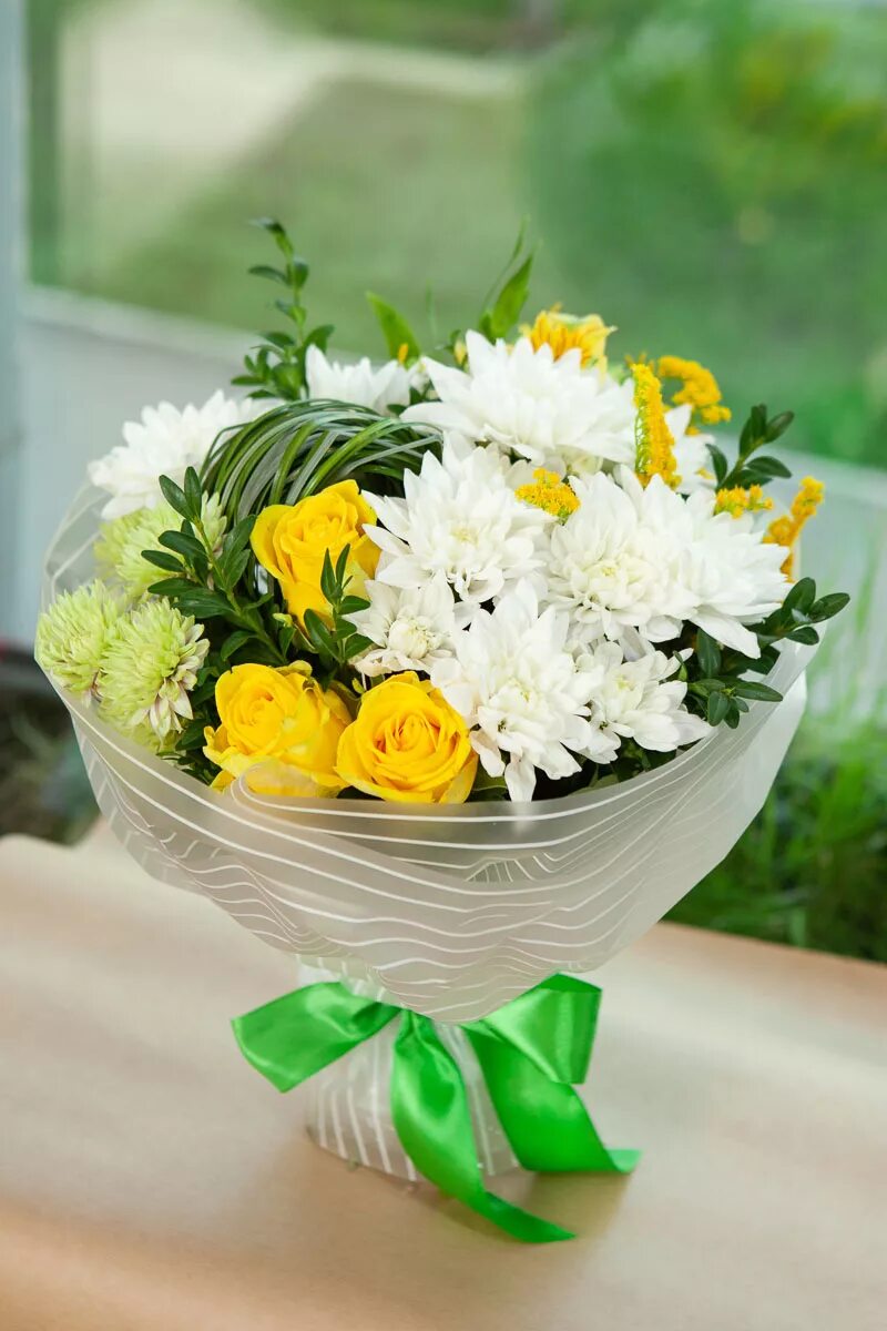 Сборные букеты с хризантемами. Букет с желтыми розами и хризантемами. Красивый букет желтых хризантем. Роза, рускус, салал, аспидистра. Букет с желтыми розами и хризантемами.