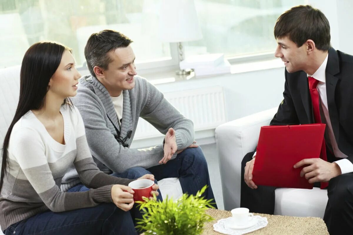 Объявление о наборе страховых агентов. Встреча покупателя. Офис автострахования. Работник офиса. Документ страхования.