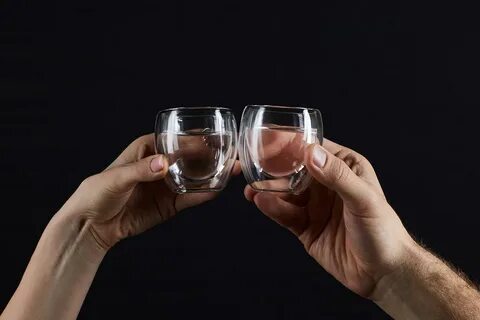 2 женщины пустой стакан