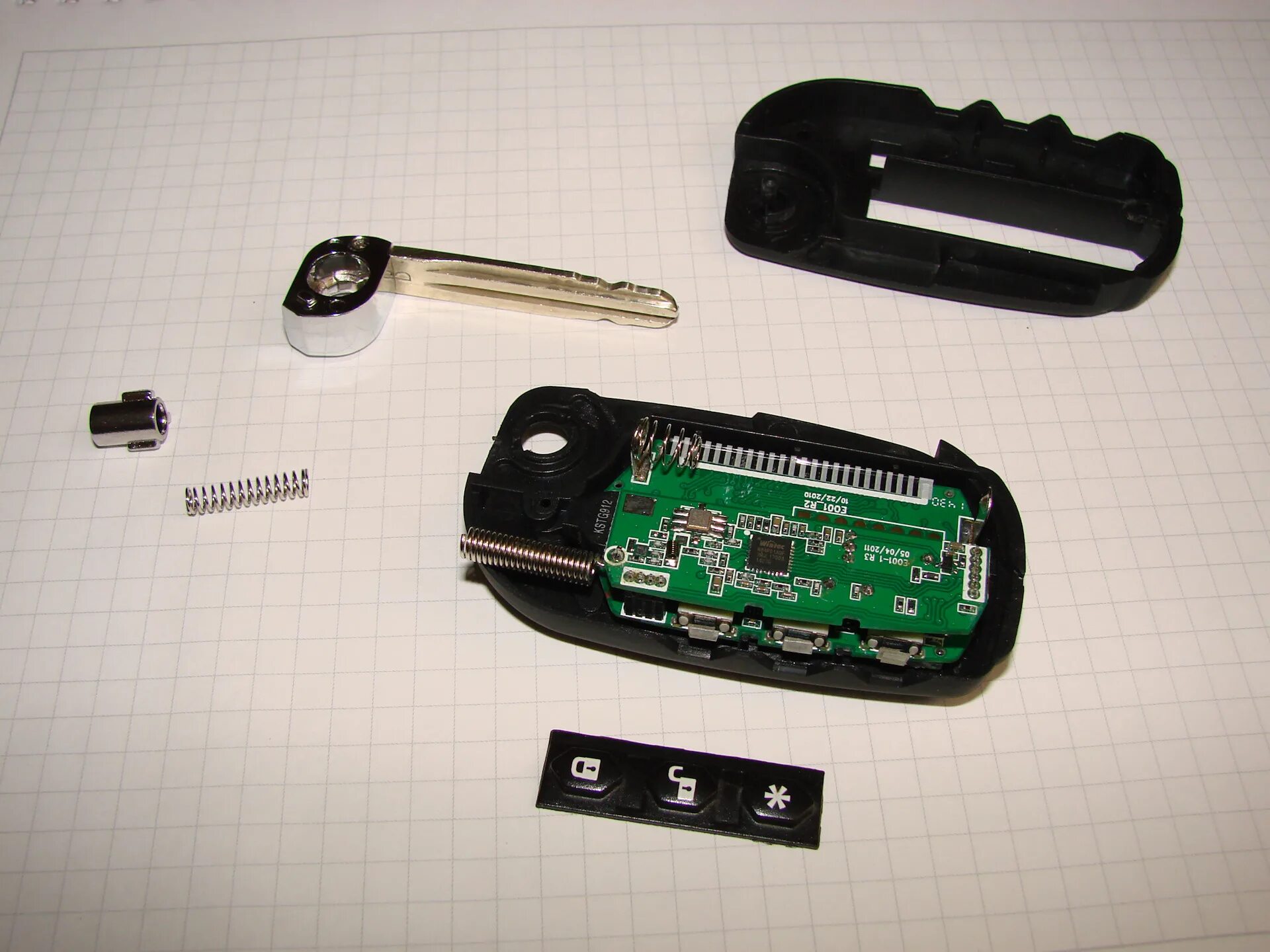 Ремонт брелок автомобиль. Ключ сигнализации Гранд Старекс. Брелок центрального замка Туксон 2008. Grand Starex ключ чип плата. Плата выкидного ключа Гранд Старекс.