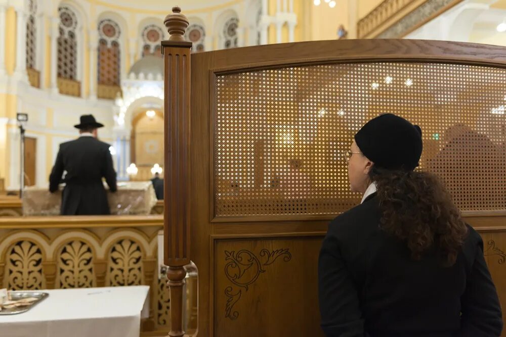 Богослужение в синагоге. Габбай в синагоге. Женщины в синагоге. Служба в синагоге. Синагога молятся.