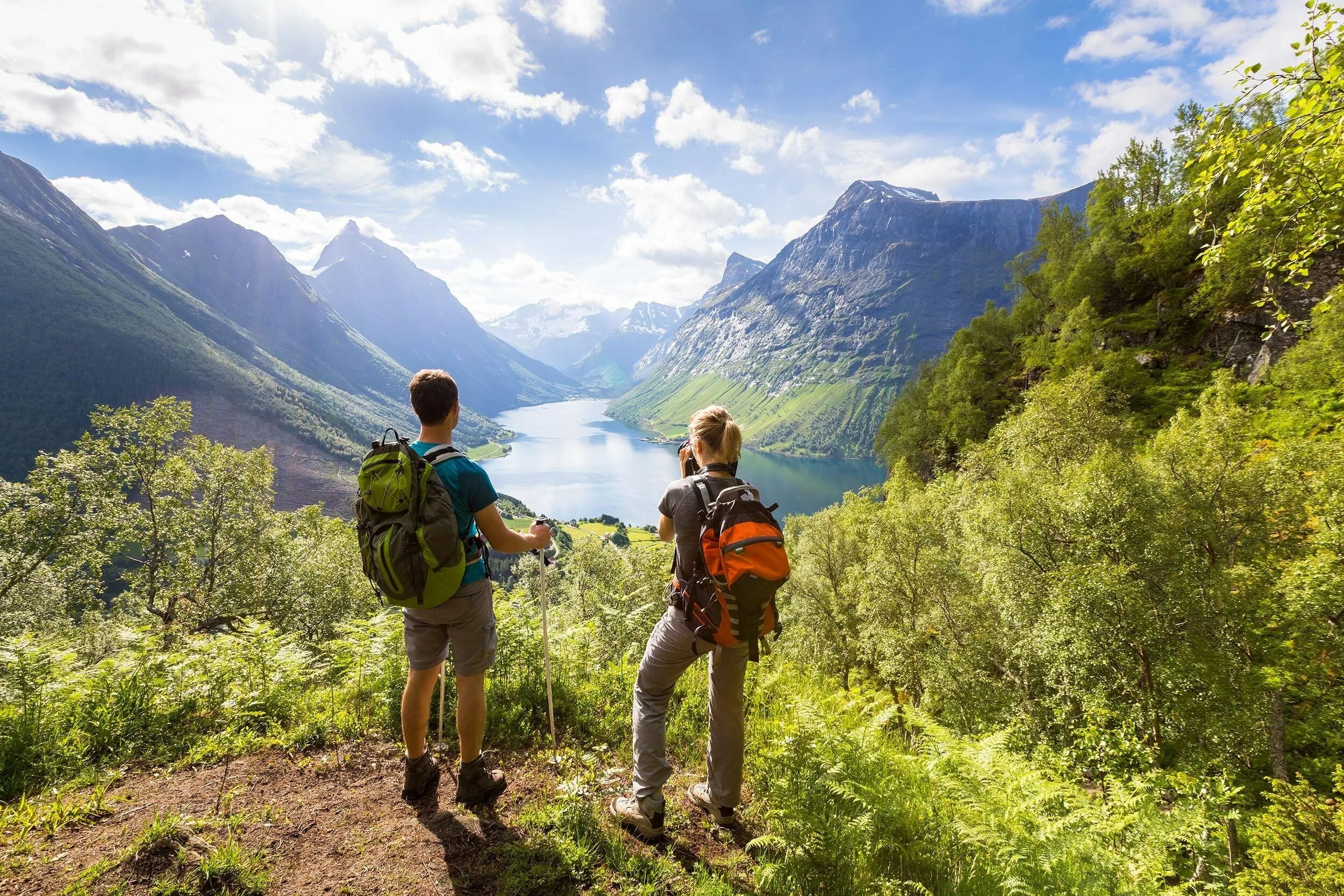 Треккинг хайкинг. Горы туризм. Поход в горы. Прогулка в горах. Attitude to travelling