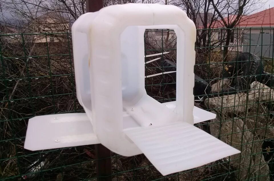 Кормушка из бутылки. Кормушки для птиц из пластиковых канистр. Сделать кормушку для птиц из пластиковой канистры. Кормушка для птиц из канистры 5л. Сделать кормушку для птиц из пластиковой канистры.
